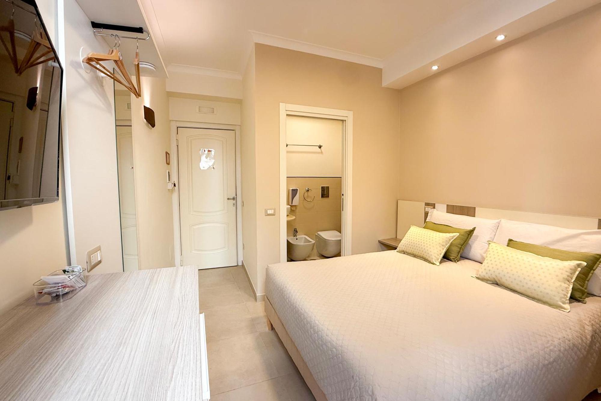 Opera 5 Hotel Naples Exterior photo