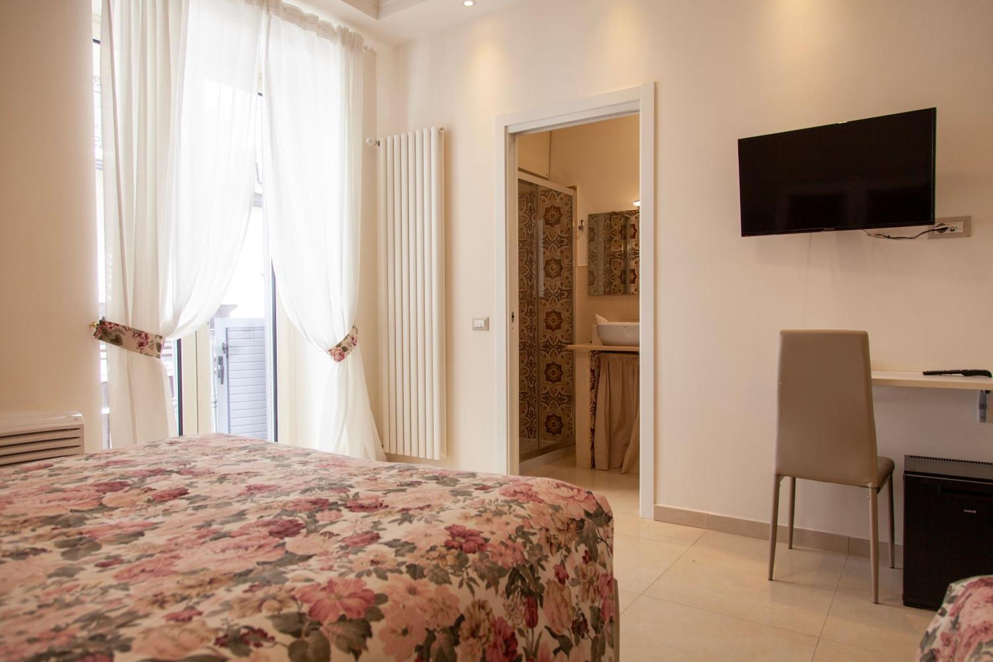 Opera 5 Hotel Naples Exterior photo